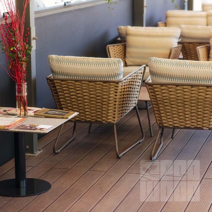 Летняя терраса возле ресторана