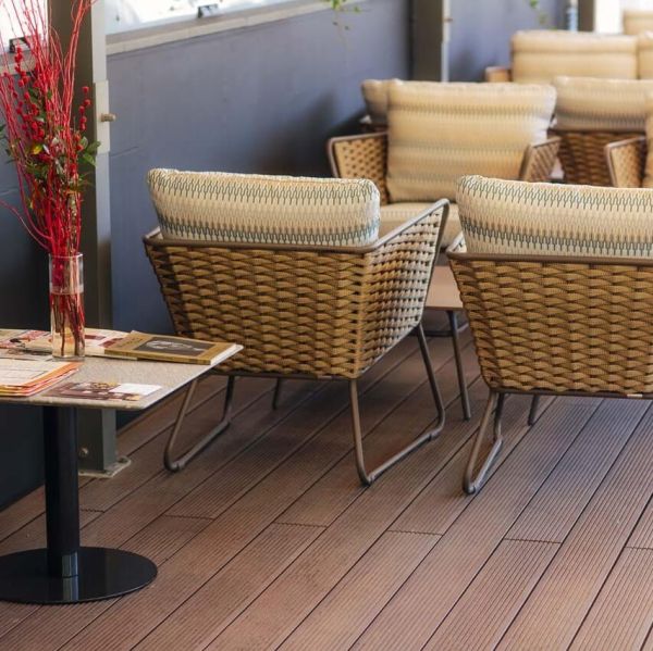 Летняя терраса возле ресторана Летняя терраса возле ресторана